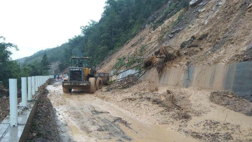 直击抢险救灾一线 | “孤岛”突围，，，，，，他们在暴雨中全力守护
